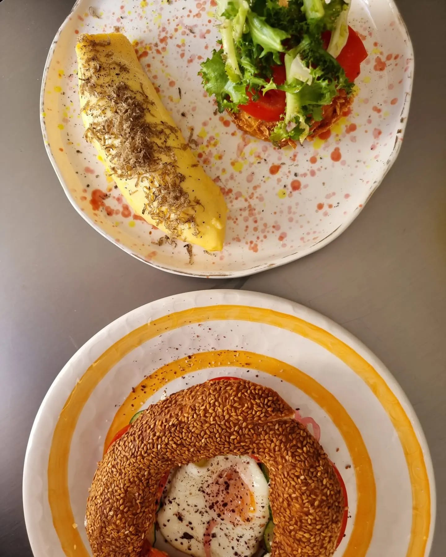 Masă de brunch cu farfurii Ou București